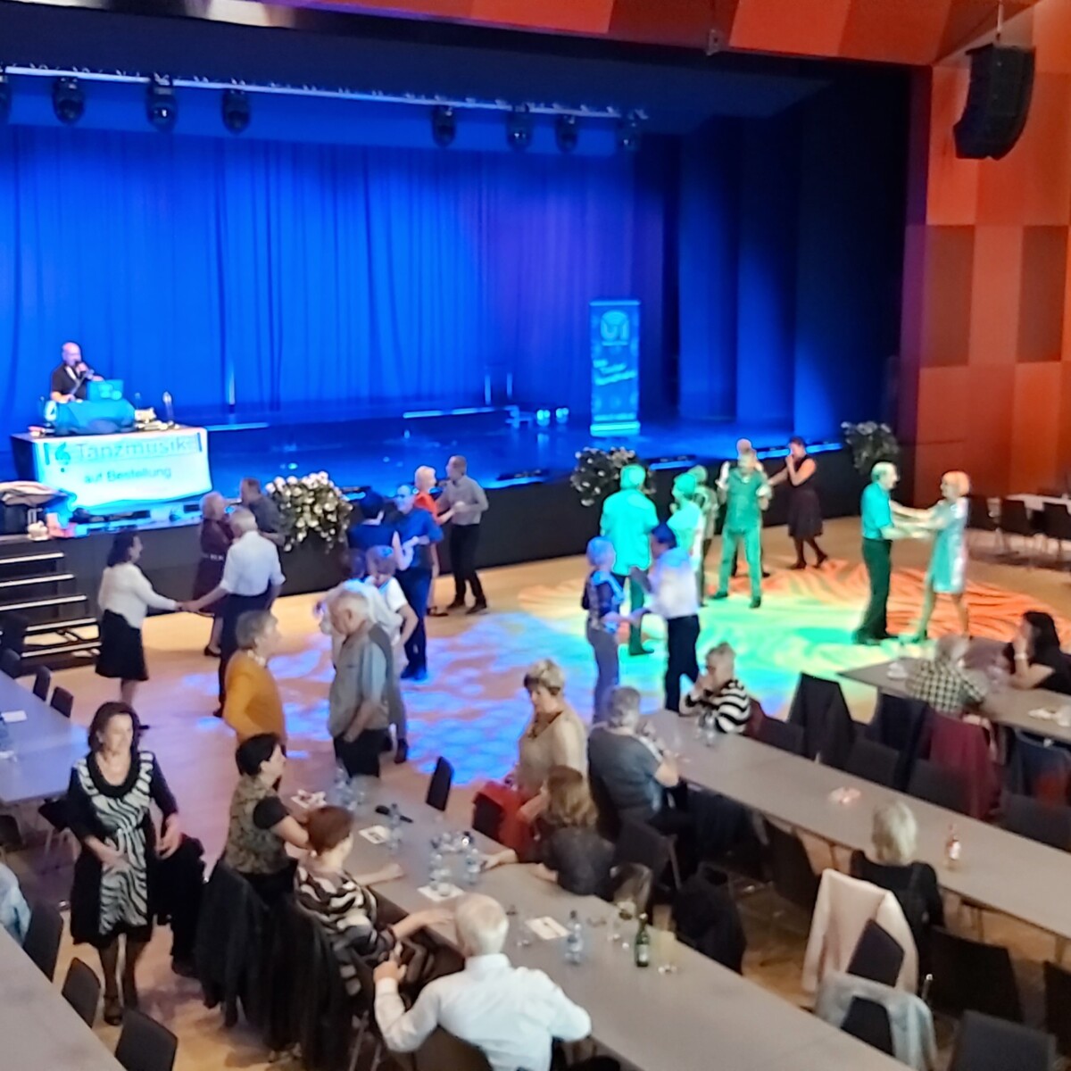 SZentrum in Schwaz Saal mit tanzenden Gästen