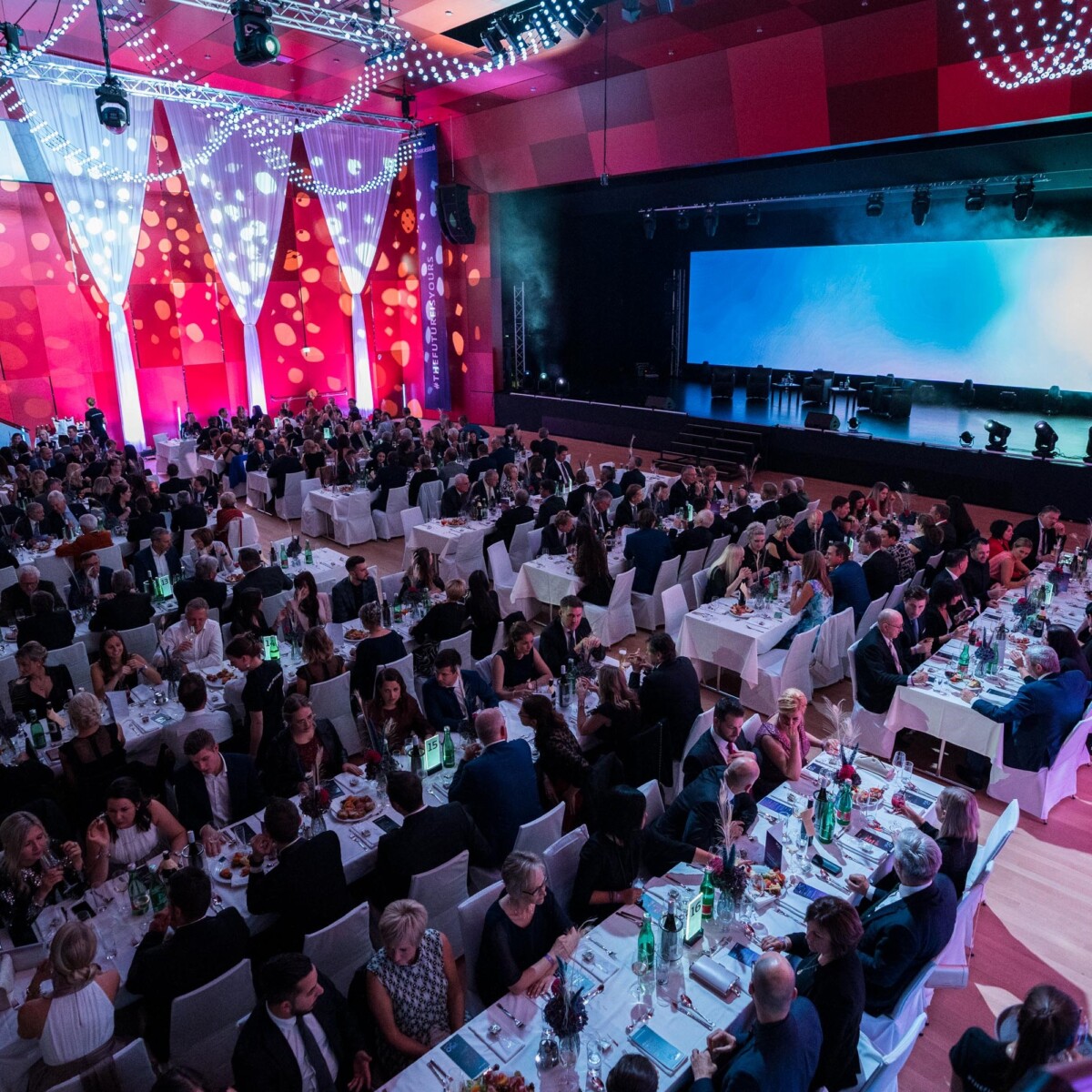 SZentrum Silbersaal mit Besuchern und Beleuchtung